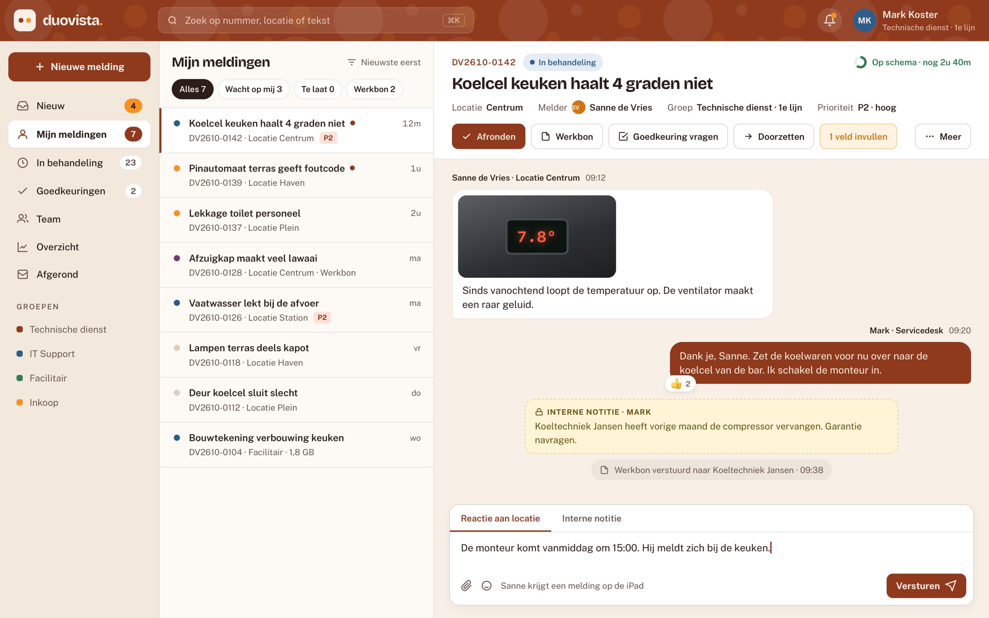 De servicedesk in duovista.: links de lijst met meldingen, rechts het gesprek met de locatie, een interne notitie en de knoppen voor afronden, werkbon en goedkeuring.