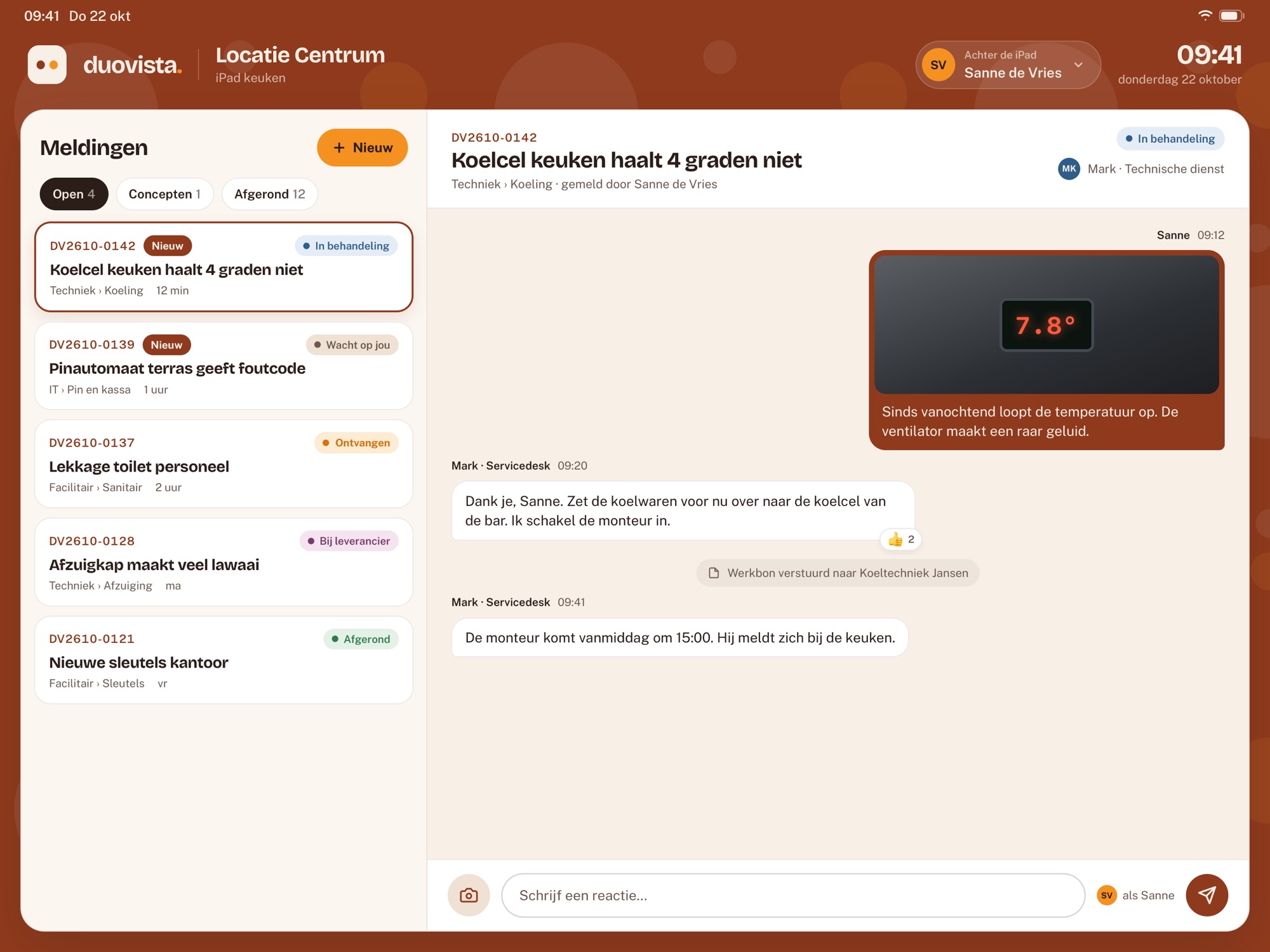 duovista. op de iPad van een locatie: de meldingen van de locatie met het gesprek ernaast, en bovenaan wie er achter de iPad zit.